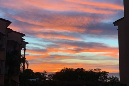 SUNRISE #26 -BEST PRICE- IDEAL LOCATION- POOL- FUN- THE BEST OPTION IN TAMARINDO