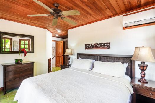 BEAUTIFUL SPACIOUS BEACH VILLA ACROSS THE STREET FROM BEACH