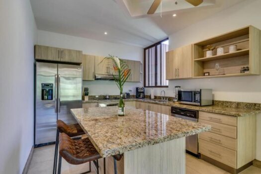 2 Bedroom Garden Oasis Condo Close to the Beach