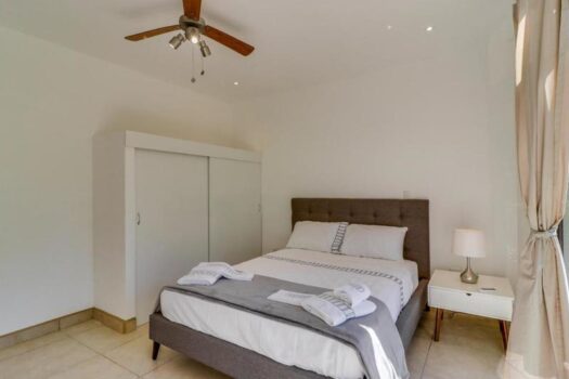 2 Bedroom Garden Oasis Condo Close to the Beach