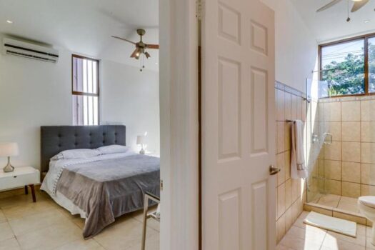 2 Bedroom Garden Oasis Condo Close to the Beach