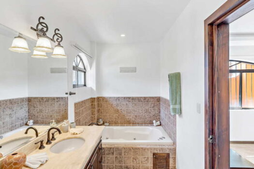 Bright Spacious 3 Bed Condo in Tamarindo