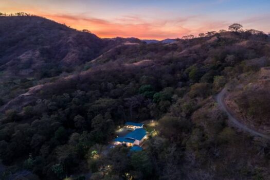 TRANQUIL LUXURY SPACIOUS HOME WITH INDEPENDENT APARTMENT