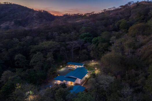 TRANQUIL LUXURY SPACIOUS HOME WITH INDEPENDENT APARTMENT