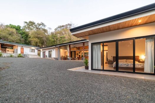 TRANQUIL LUXURY SPACIOUS HOME WITH INDEPENDENT APARTMENT