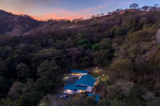 TRANQUIL LUXURY SPACIOUS HOME WITH INDEPENDENT APARTMENT