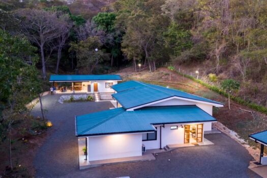 TRANQUIL LUXURY SPACIOUS HOME WITH INDEPENDENT APARTMENT