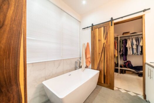 TRANQUIL LUXURY SPACIOUS HOME WITH INDEPENDENT APARTMENT