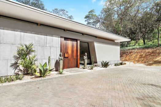 BEACHSIDE VILLA- SO CLOSE TO TAMARINDO- GATED COMMUNITY