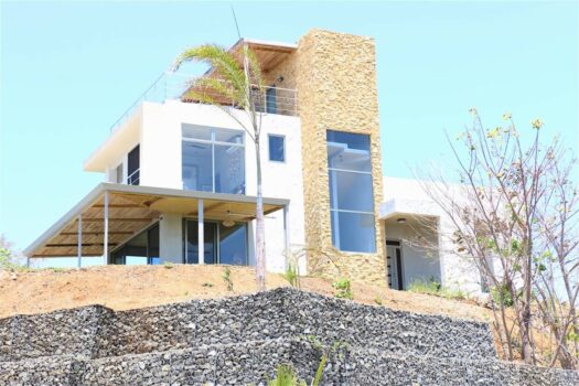Architectural Villa: Embrace Nature’s Beauty and Enjoy Incredible Ocean Views