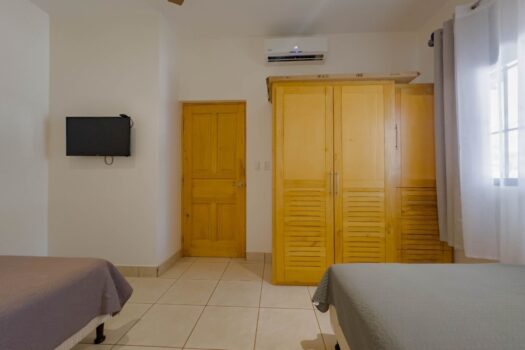 Paradizio 103 – Ground Floor, Walk to Beach Downtown, hardwood cabinets