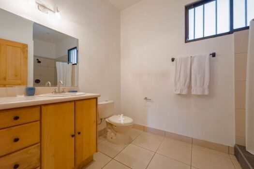 Paradizio 103 – Ground Floor, Walk to Beach Downtown, hardwood cabinets