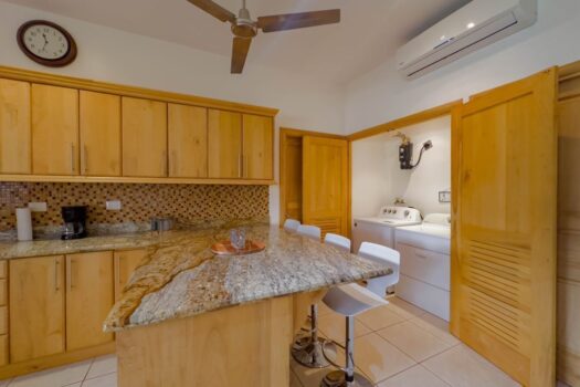 Paradizio 103 – Ground Floor, Walk to Beach Downtown, hardwood cabinets