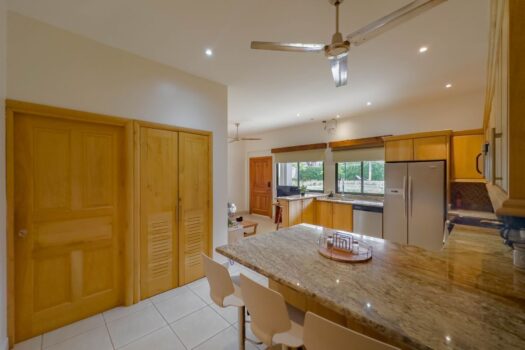 Paradizio 103 – Ground Floor, Walk to Beach Downtown, hardwood cabinets