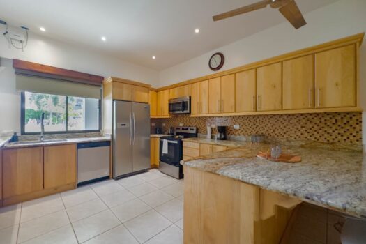 Paradizio 103 – Ground Floor, Walk to Beach Downtown, hardwood cabinets