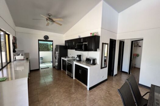 4 Bedroom House, 6 Mins Away From Playa Grande in Matapalo