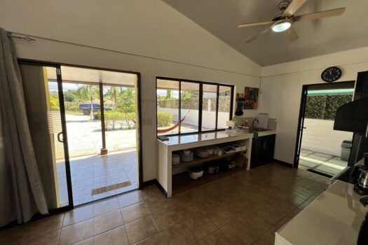 4 Bedroom House, 6 Mins Away From Playa Grande in Matapalo
