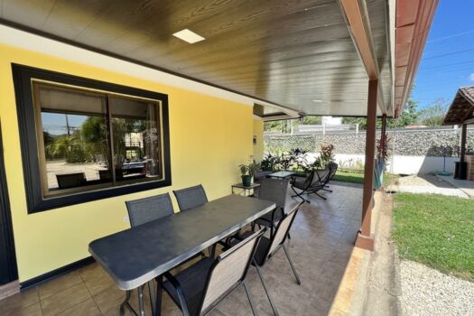 4 Bedroom House, 6 Mins Away From Playa Grande in Matapalo