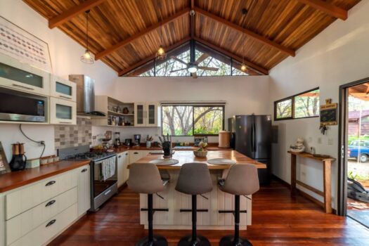 AMAZING HOME IN CATALINA COVE – GENERATING INCOME – INVESTMENT